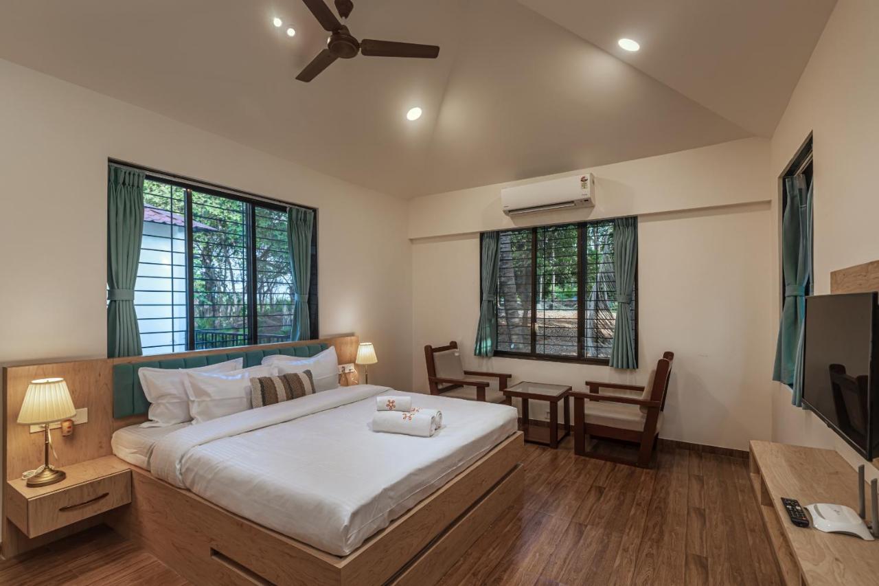 Saffronstays Riverfront Manor, 5-Bdr Pool Villa By Pej River 카르자트 외부 사진