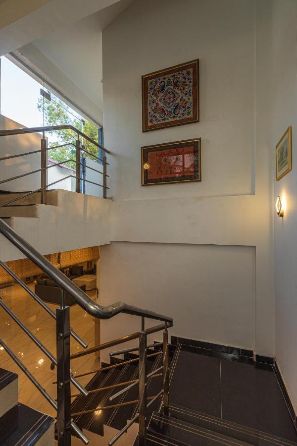 Saffronstays Riverfront Manor, 5-Bdr Pool Villa By Pej River 카르자트 외부 사진